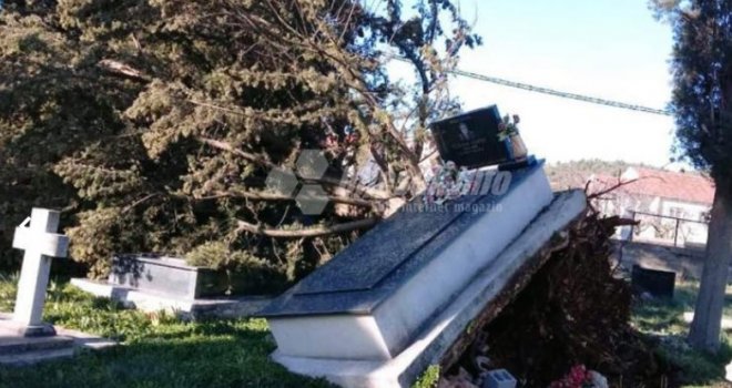 Olujna apokalipsa u Hercegovini: Vjetar u Čapljini iščupao cijele grobove, uništen Gradski park u Trebinju...
