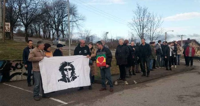 Ekshumacija Davida Dragičevića: Desetine građana i majka ubijenog mladića okupili se na gradskom groblju