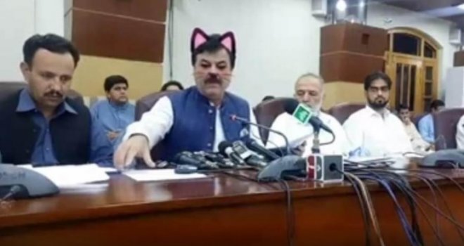 Pakistanski političar ukazao se s mačijim ušima i brkovima u prenosu konferencije