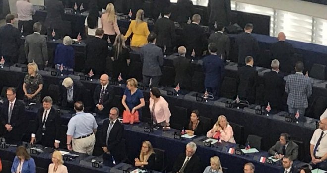 Prva sjednica novog saziva EP-a počela uz proteste: Odbili da ustanu na himnu, okrenuli leđa ceremoniji...