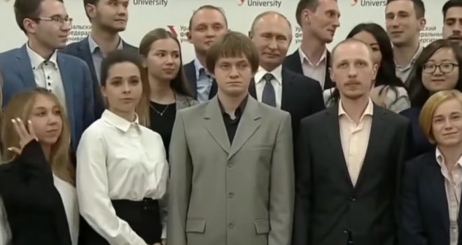 Naivni dečko tokom slikanja stao ispred Putina i malo ga zaklonio, a onda...