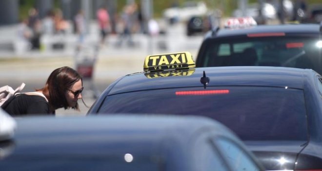 Incident u Splitu: Mladoj turistkinji slomio nos kako bi prije nje ušao u taksi