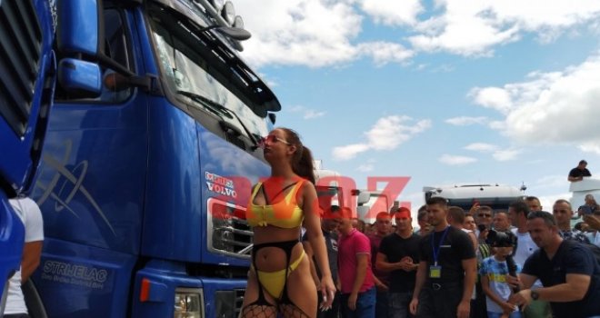 Vruće u Kaknju: Na smotri kamiona ima se šta vidjeti, a atraktivne golišave djevojke zapalile su sve...