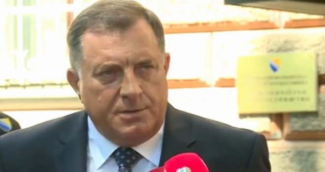 Kako je Dodik odjednom neupućen da su na obilježavanje 25 godina Srebrenice pozvani papa Franjo i Trump?