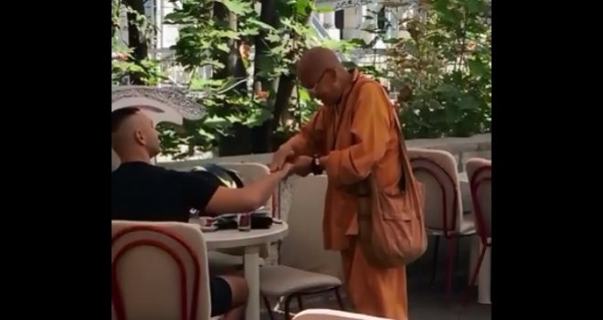 Incident u centru Sarajeva: 'Budistički monah' okomio se na gosta, a kada ga je konobar htio udaljiti, počeo je belaj...  