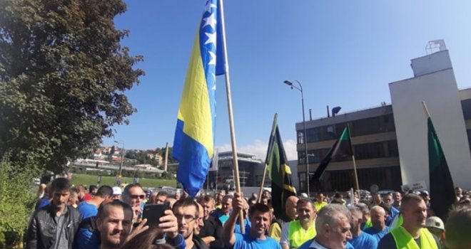 Stigli u Sarajevo: Rudari blokirali cestu, uzvikuju 'Dolje Vlada'