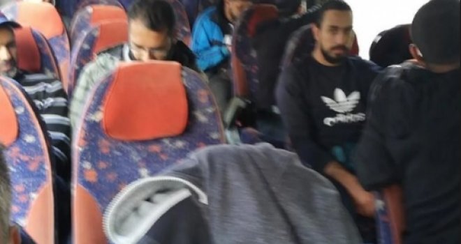 Kondukter u tuzlanskom autobusu: Neće valjda profesorica sjediti s migrantima?!