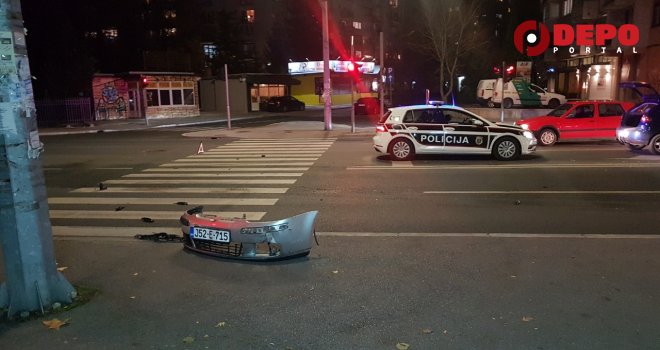 Nesreća u Sarajevu: Sudar u Zagrebačkoj ulici, otpali dijelovi auta, povrijeđeni prevezen na KCUS