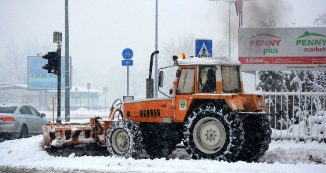 Zimska služba KJKP Rad spremno dočekala prvi snijeg: 30 vozila na terenu