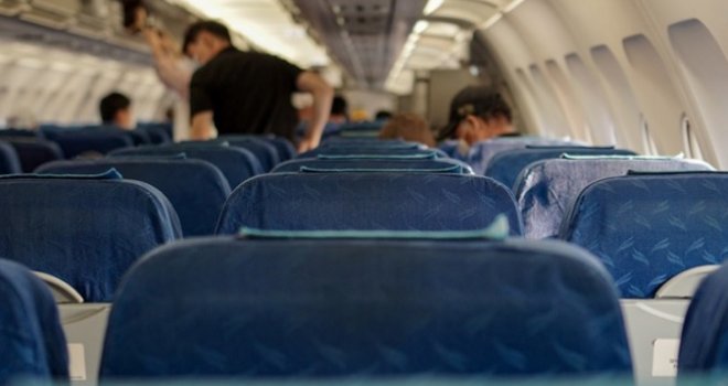 Nije slučajno: Zašto kabinsko osoblje aviona pri polijetanju i slijetanju sjedi na rukama?