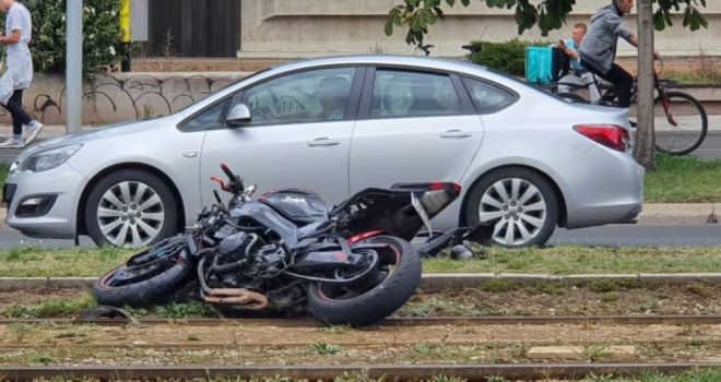 Te Ka Nesre A U Sarajevu Motociklom Se Zabio U Automobil Pa Zavr Io