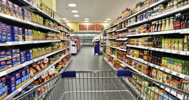 Svakodnevno povlačenje namirnica: Znamo li šta nam se nudi na policama trgovačkih lanaca i šta jedemo?