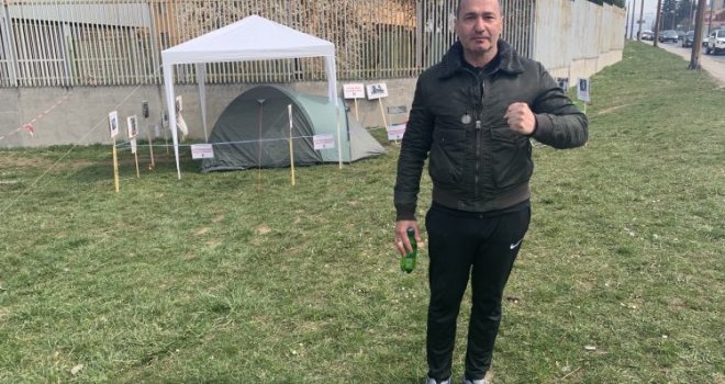 Davor Dragičević proveo prvu noć u šatoru ispred Tužilaštva BiH, građani mu donose hranu i sokove