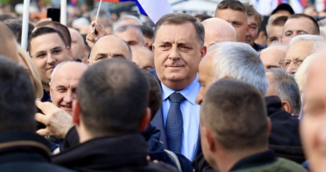Skandalozno: Odjekuje 'O moj Schmidte, ne kači se s nama, ubiće te lole među nama', Dodik i Cvijanović se smiješe