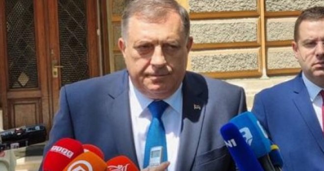 Dodik pred zgradom Predsjedništva BiH ponovo negirao genocid, Predraga Kojovića nazvao 'konvertitom'