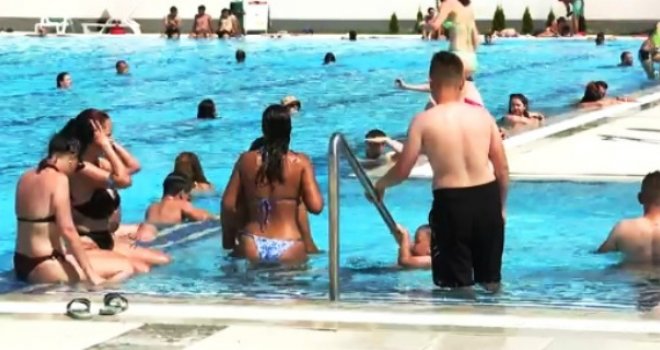 Neki su maksuz stigli iz Travnika, samo da se okupaju... Šta kažu građani o novom bazenu u Sarajevu?