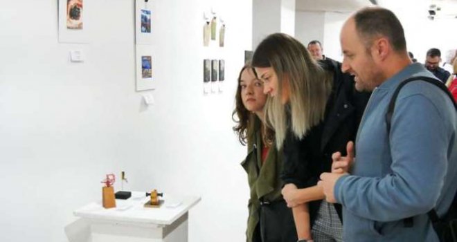 U Tuzli počeo 12. međunarodni bijenalni festival umjetnosti minijature, nagrađeni najbolji radovi