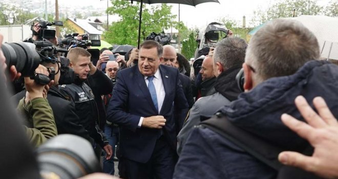 Dodika i Lukića pred Sudom BiH dočekale brojne pristalice, 'Mile, Mile' odjekivalo na sve strane