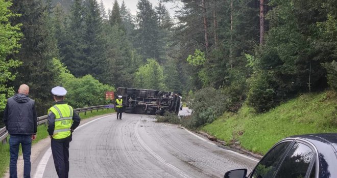 Teška nesreća kod Olova: Prevrnuo se kamion, vozač povrijeđen, a saobraćaj otežan