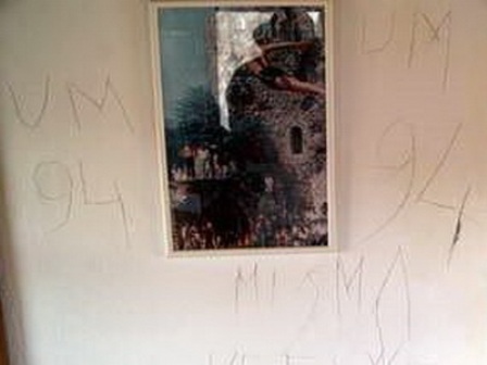 Ustaški znakovi na Čardak kuli