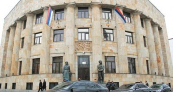 Banjalučanin pucao sebi u glavu ispred Palate Republike Srpske