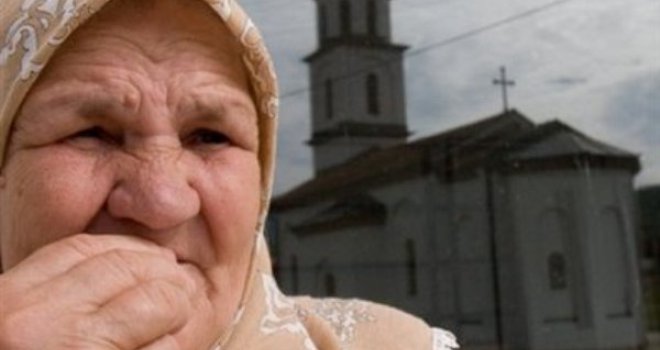 Hoće li nana za života dočekati pravdu: Ko će ukloniti crkvu iz dvorišta Fate Orlović?! 