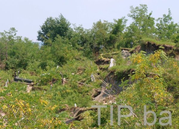 Tuzla - klizi&scaron;te uni&scaron;tilo pravoslavno groblje / foto: Tip.ba