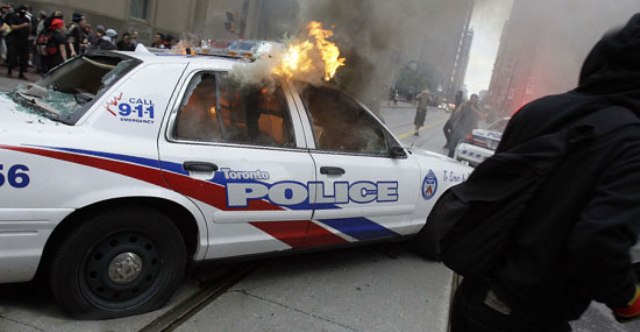 Policijski automobil zapaljen tokom protesta protiv G20 u Torontu