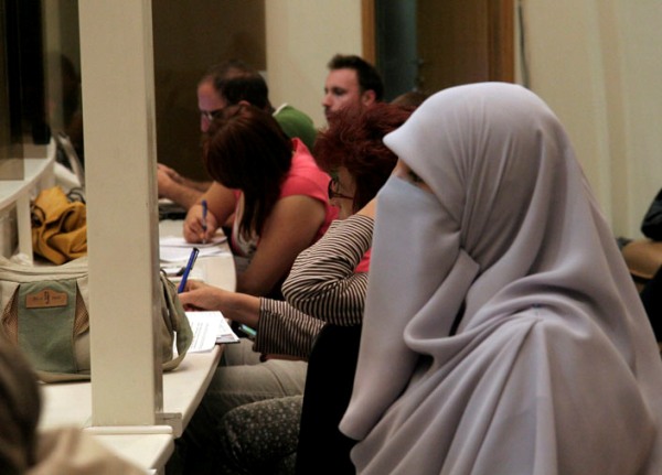 Nađa Dizdarević na sjednici Parlamenta Nađa Dizdarević na sjednici Parlamenta