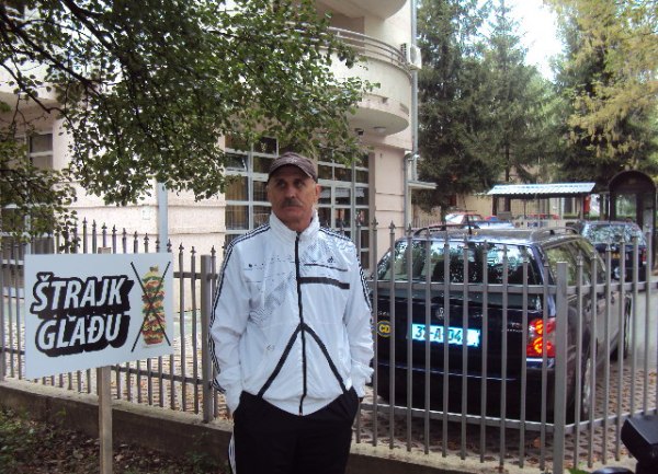 Dragomir Andan &scaron;trajk ispred OHR-a