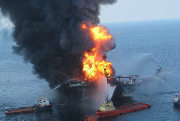 Eksplodirala naftna platforma
