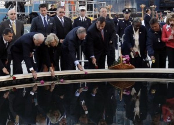 Odavanje pošte nastradalima na mjestu srušenih kula / Foto: AFP Odavanje pošte nastradalima na mjestu srušenih kula / Foto: AFP