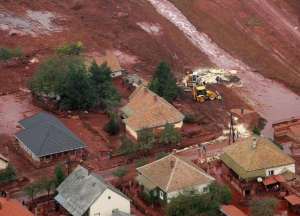 Bujica otrovnog crvenog blata u Mađarskoj