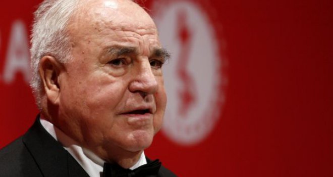 Helmut Kohl u knjizi izvrijeđao Angelu Merkel: 'Ona ne zna čak ni držati viljušku i nož'