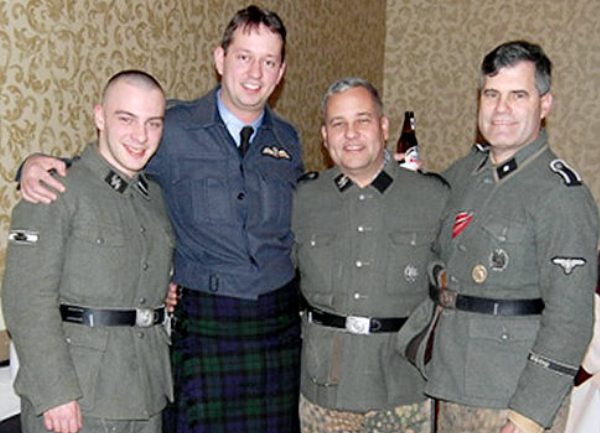 Rič Jot u nacističkoj uniformi