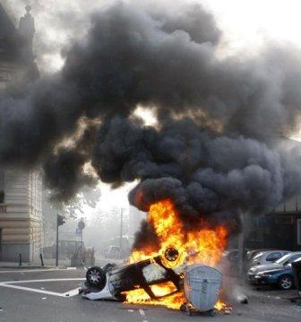 parada ponosa  bg zapaljeno auto