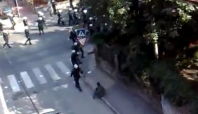 policajac obja&scaron;njava huliganu