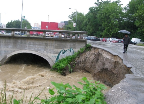 o&scaron;tećen put u poplavama u naselju Dolac, Banjaluka