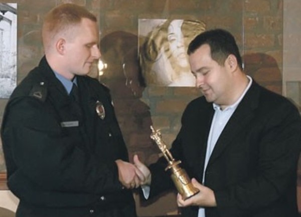 Ivica Dačić uručuje statuu Beogradski pobednik policajcu Sa&scaron;i Čordiću