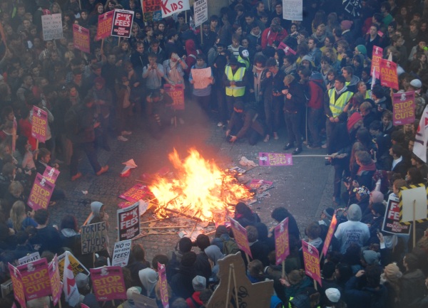 protest studenata u Londonu - zapalili vatru