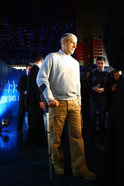 Boris Tadić sa štakom / foto: Tanjug