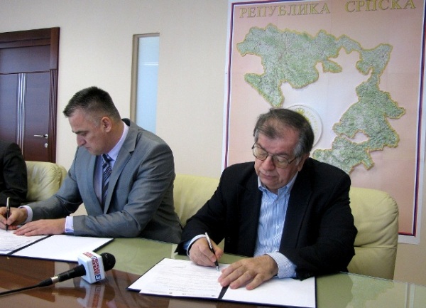 Ranko Škrbić i Nenad Kecmanović potpisuju sporazum