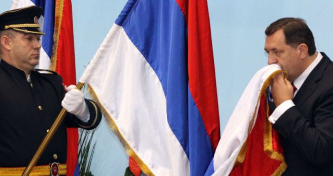 Dodik dobio kilogram zlata, ali nije ga stavio u Trezor RS, nego poklonio - pogodite kome!