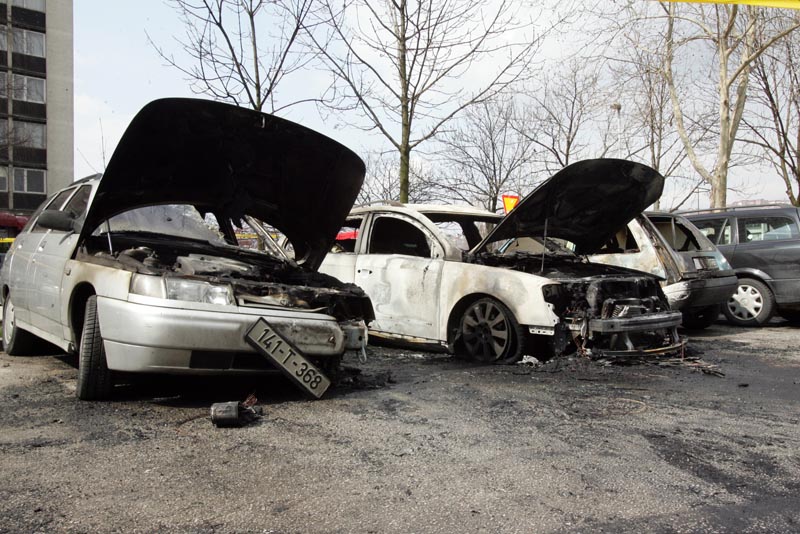 Vozila su zapaljena u ulici Brčanska do broja 14