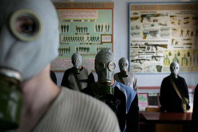 Učenici s gas maskama
