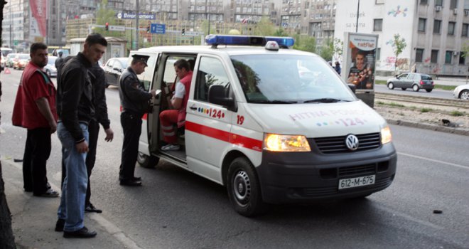 Na Dolac Malti mladić 'iskočio' iz auta pred drugo vozilo koje ga je udarilo...