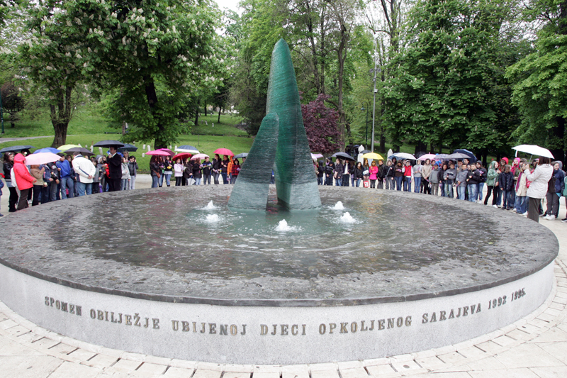 Delegacija Grada Sarajeva položila cvijeće na Dan pobjede nad fašizmom za poginulu djecu Sarajeva/ Foto: DEPO