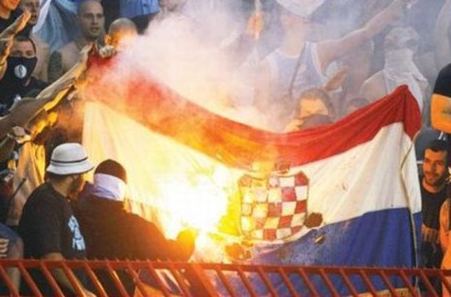 Zapaljena hrvatska zastava na Marakani/ FOTO: Alo.rs