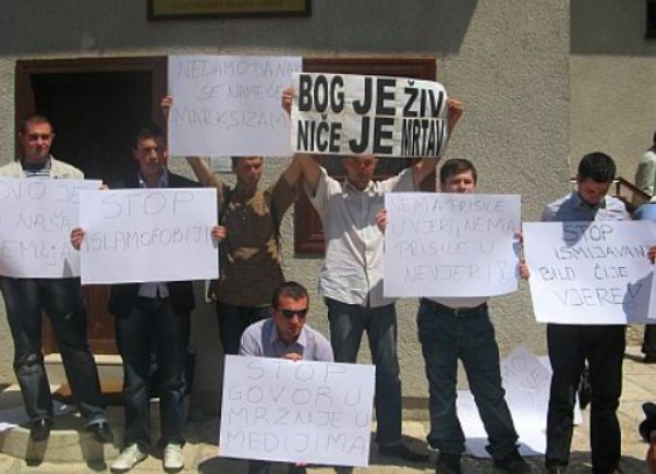 protest pred dzamijom