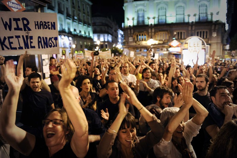 Oko 25.000 Španaca oglušilo se na vladinu zabranu i noć su proveli na glavnom trgu u Madridu, što je nastavak višednevnih prosvjeda u gradovima diljem zemlje